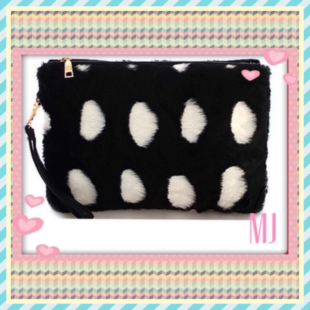 New 💕🤤Polka Dots Clutch 👛